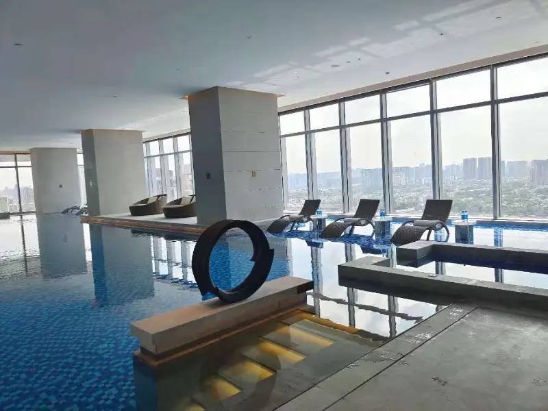 Blueway-zwembadwarmtepomp en airconditioningsysteem zorgen het hele jaar door voor comfort in het Chengdu Bay Hotel Sky Infinity Pool