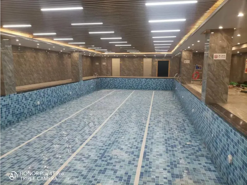 Blueway-warmtepomp verbetert het comfort van het binnenzwembad in het Yabowen No.1 Mansion-woonproject Blueway-warmtepomp verbetert het comfort van het binnenzwembad in het Yabowen No.1 Mansion-woonproject